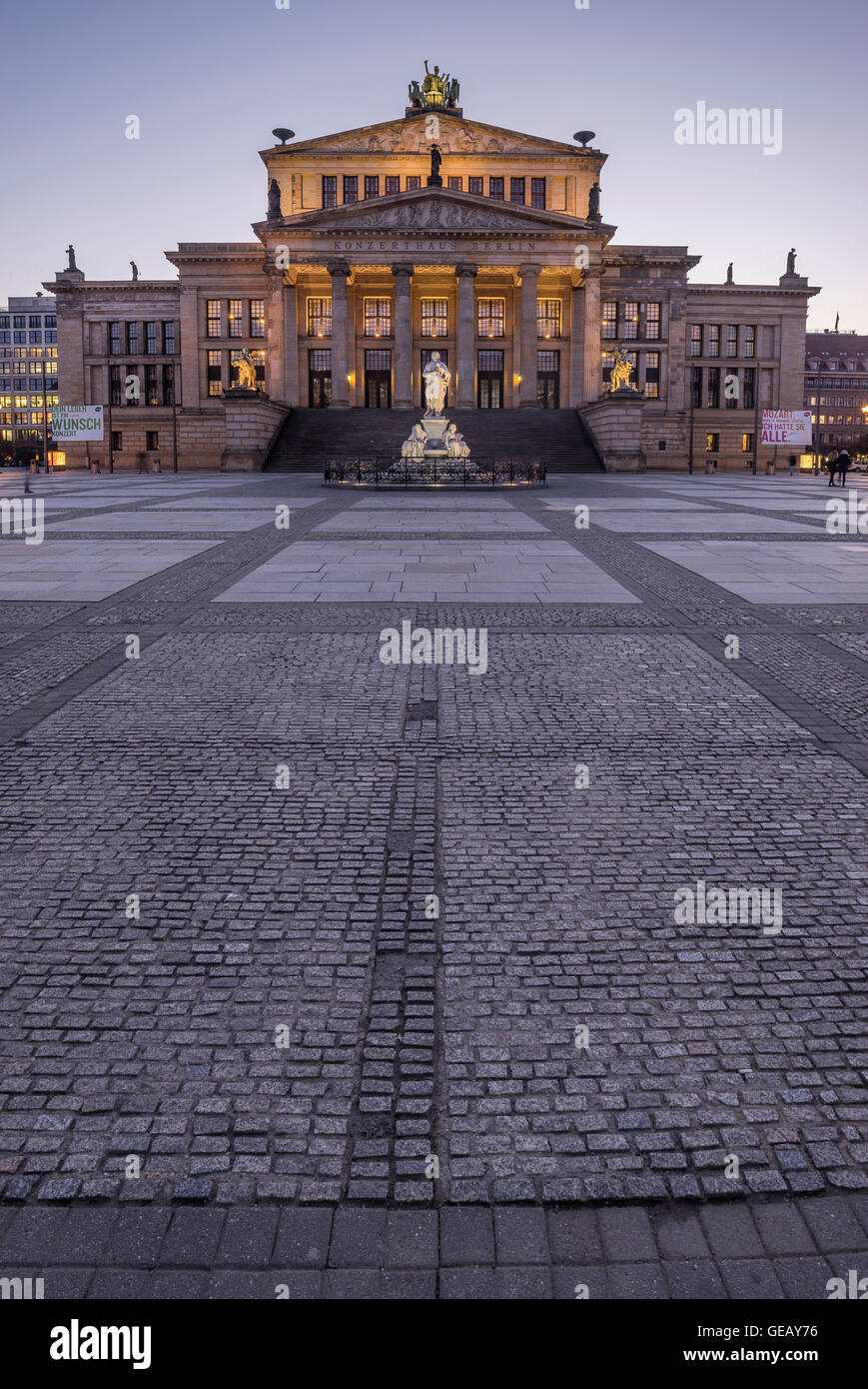 Germania Berlino, vista al Konzerthaus illuminato a Gendarmenmarkt di sera Foto Stock