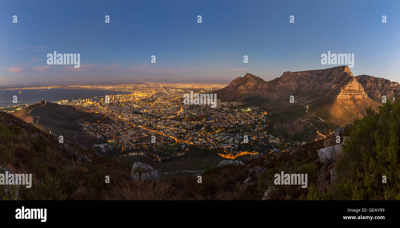 Sud Africa, Cape Town con table mountain e Signal Hill a blue ora Foto Stock