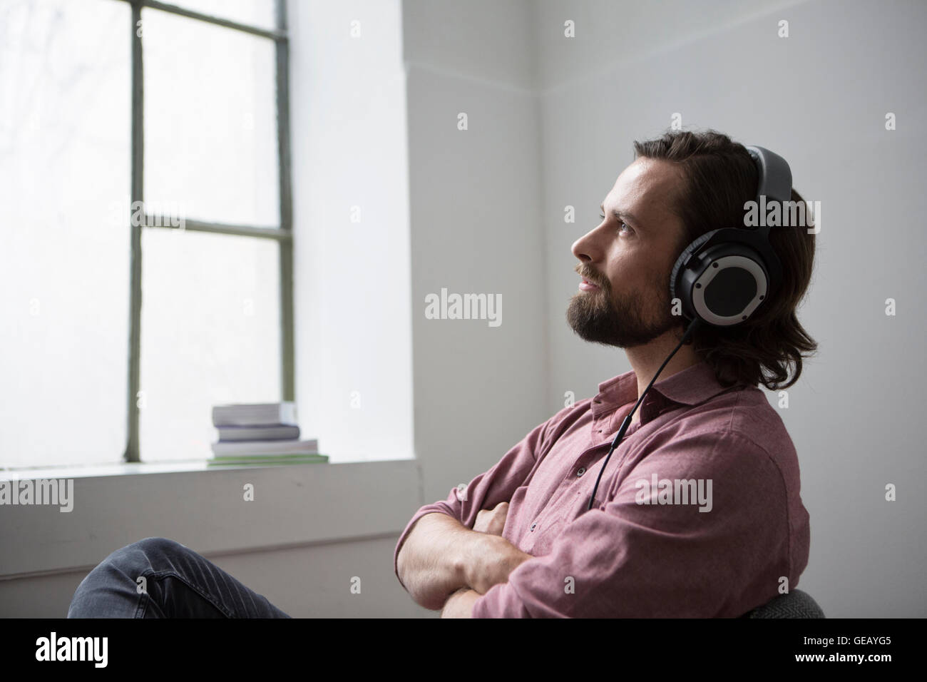 Uomo con le cuffie ascoltando musica Foto Stock