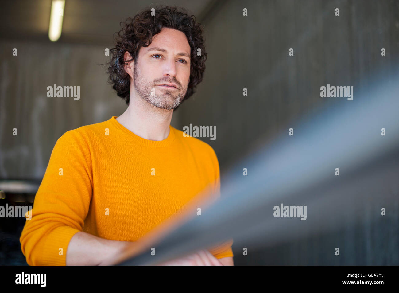 Ritratto di pensieroso uomo con parentesi marrone capelli indossare pullover giallo Foto Stock