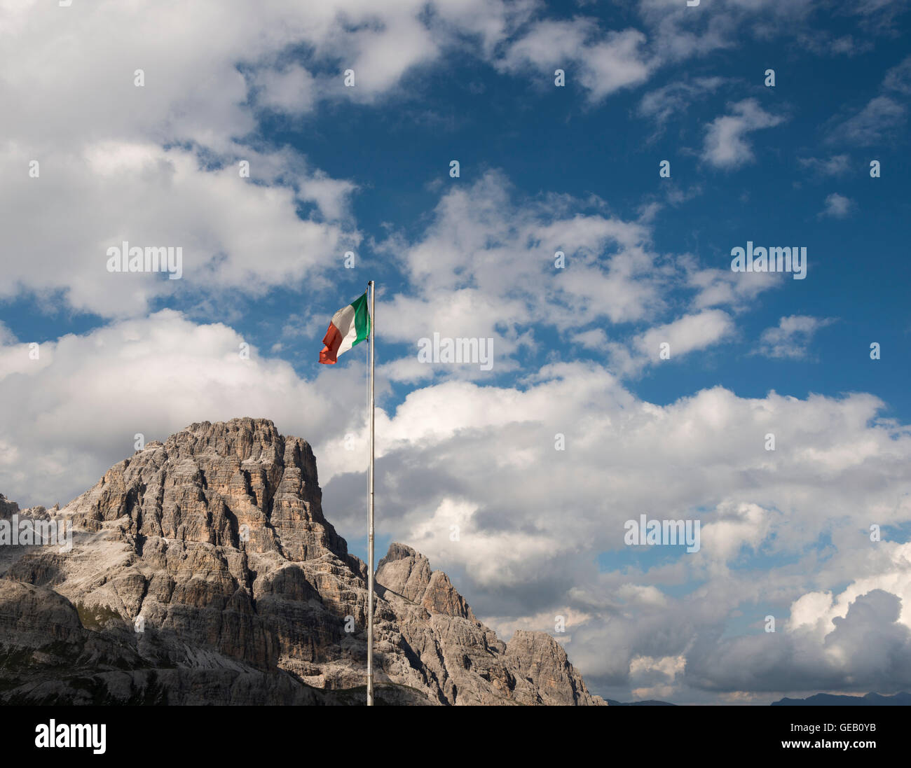 L'Italia, bandiera italiana di fronte Dolomiti Foto Stock