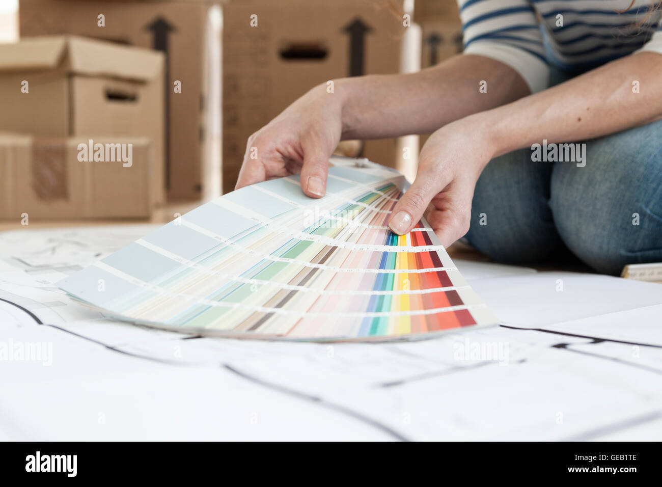 Donna con i campioni di colori sul pavimento Foto Stock