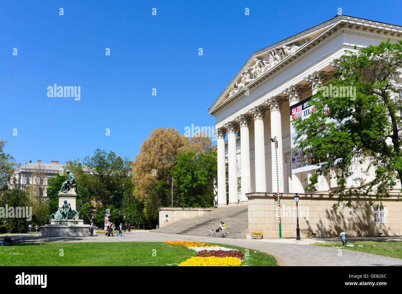 Budapest: Museo Nazionale con un monumento di Janos Arany, Ungheria, Budapest, Foto Stock