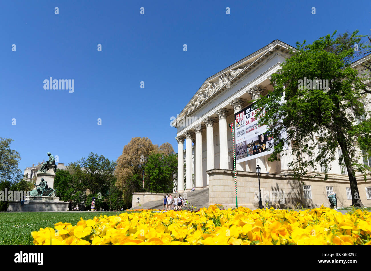 Budapest: Museo Nazionale con un monumento di Janos Arany, Ungheria, Budapest, Foto Stock