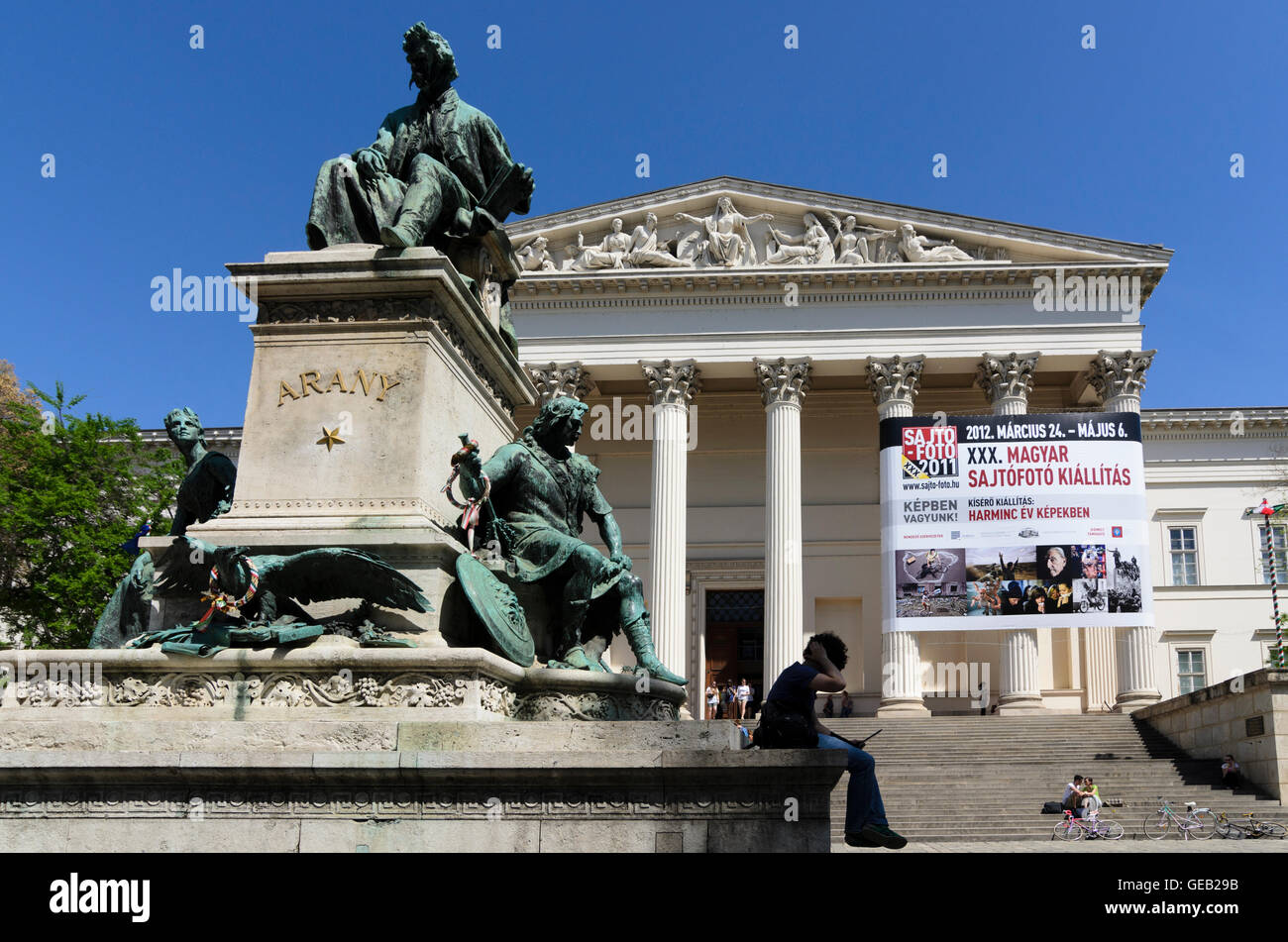 Budapest: Museo Nazionale con un monumento di Janos Arany, Ungheria, Budapest, Foto Stock