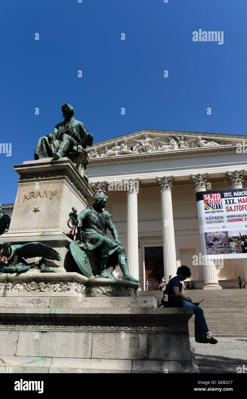 Budapest: Museo Nazionale con un monumento di Janos Arany, Ungheria, Budapest, Foto Stock