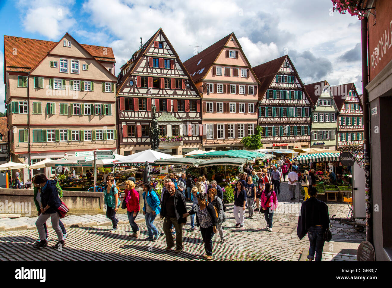 Settimanale fresco farmers market sulla storica piazza del mercato, nella città vecchia di Tubinga, Germania Foto Stock