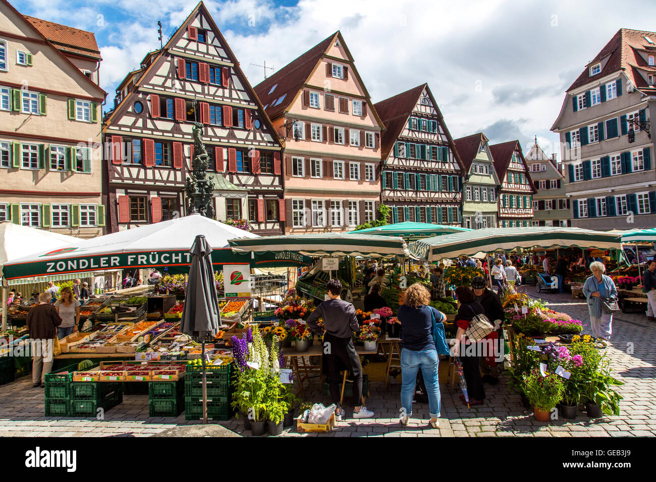 Settimanale fresco farmers market sulla storica piazza del mercato, nella città vecchia di Tubinga, Germania Foto Stock