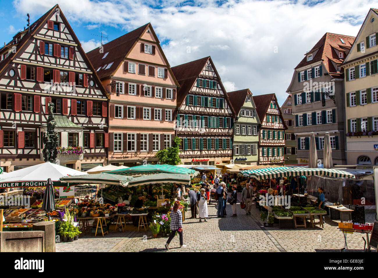 Settimanale fresco farmers market sulla storica piazza del mercato, nella città vecchia di Tubinga, Germania Foto Stock