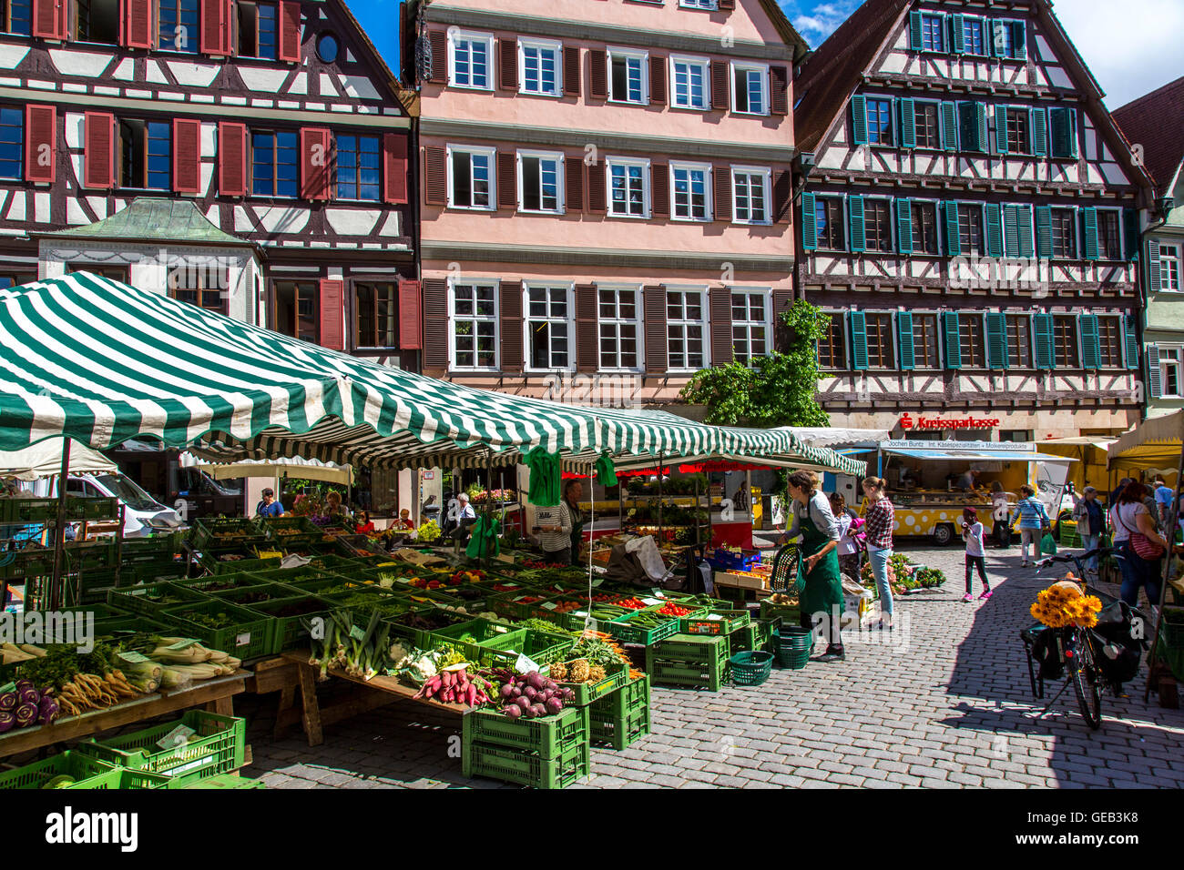 Settimanale fresco farmers market sulla storica piazza del mercato, nella città vecchia di Tubinga, Germania Foto Stock