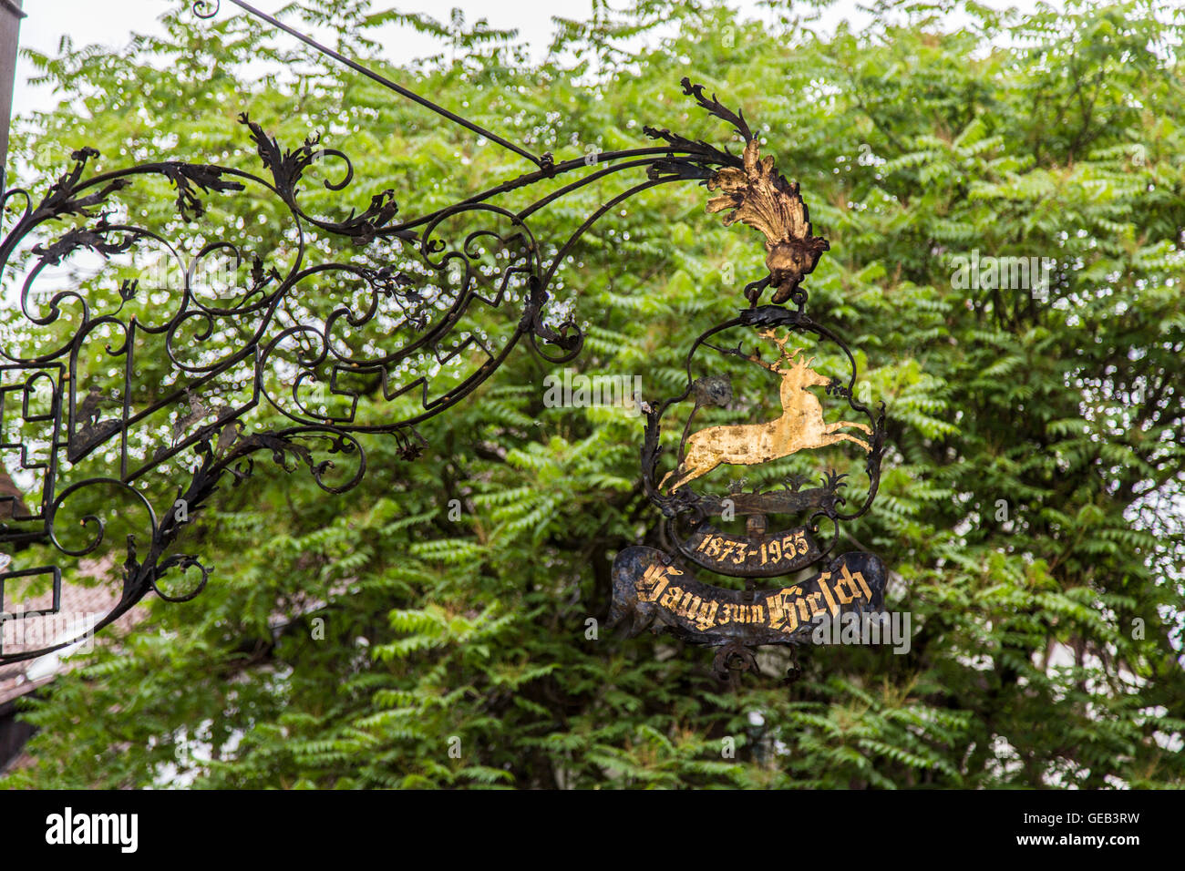 Segno storico di un ristorante, 'Haus zum Hirschen" - casa dei cervi, nella città vecchia di Tubinga, Germania Foto Stock