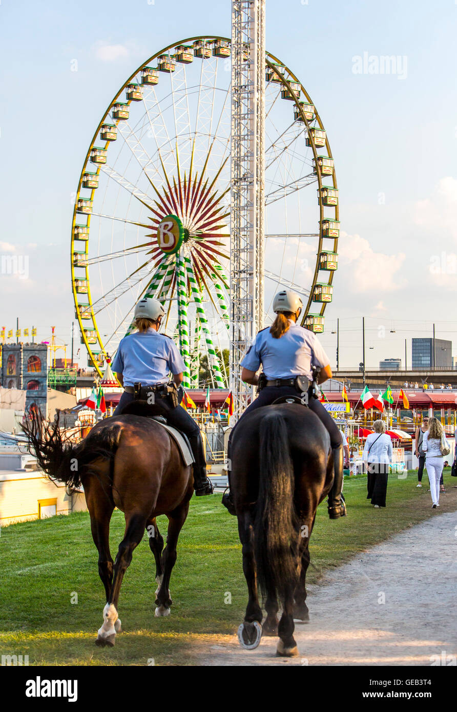 Pattuglia di polizia, su cavalli, a Reno fiera del divertimento a Düsseldorf, Germania, le forze di sicurezza, Foto Stock
