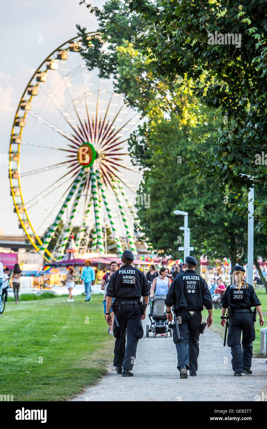 Pattuglia di polizia a Reno fiera del divertimento a Düsseldorf, Germania, le forze di sicurezza, Foto Stock