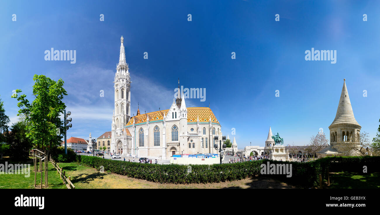 Budapest: la chiesa di San Mattia , Bastione del Pescatore e la statua equestre di San . Stephan, Ungheria, Budapest, Foto Stock