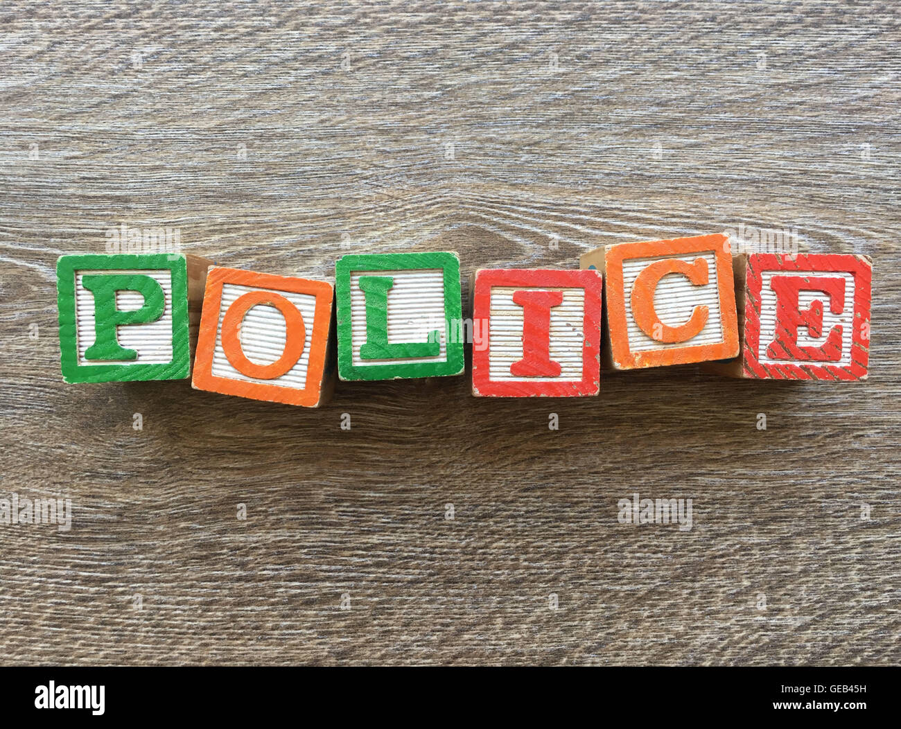 I blocchi di legno o cubetti di legno giocattoli con alfabeto lettere su di essi combinati insieme per creare la parola Polizia Foto Stock