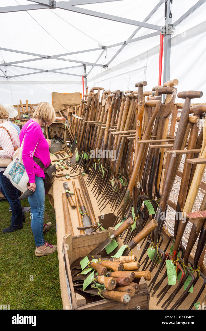 Vintage restaurati gli attrezzi da giardino in vendita presso il 2016 RHS Malvern spettacolo primaverile, Worcestershire, England, Regno Unito Foto Stock