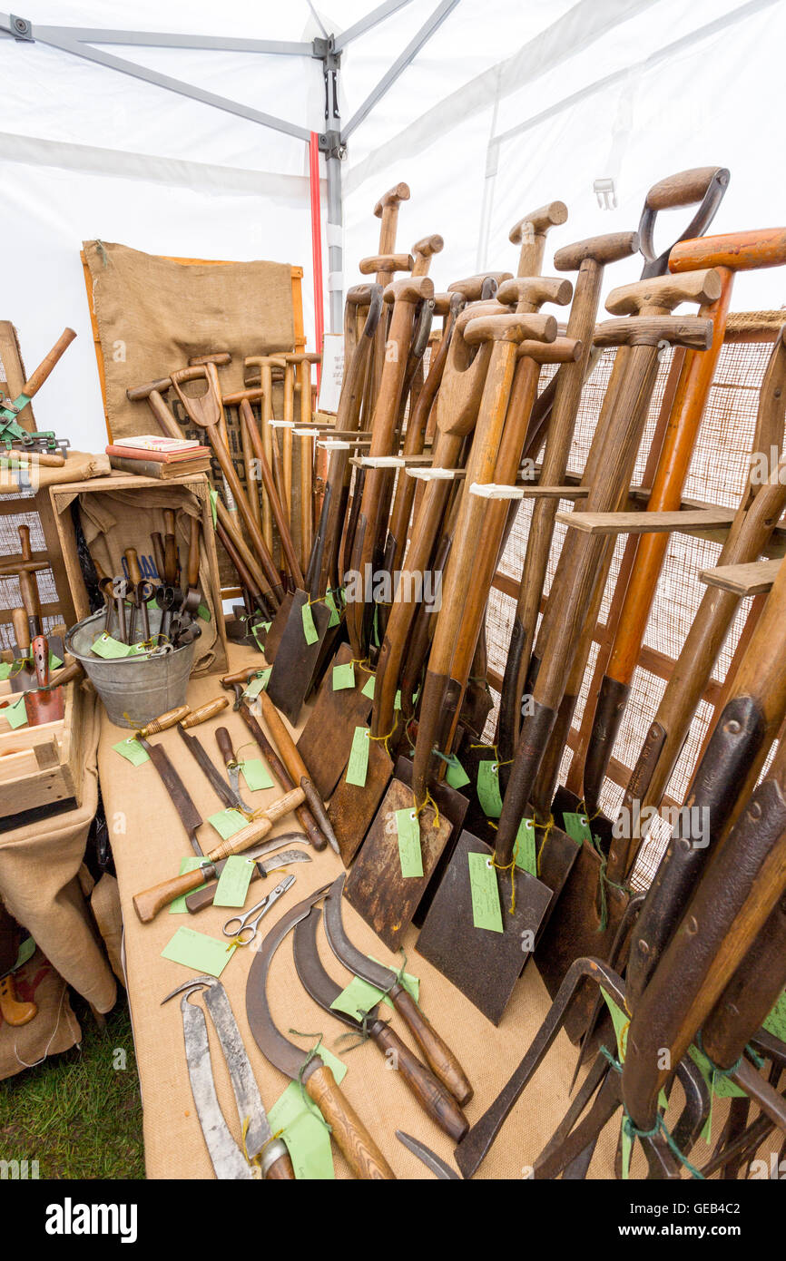 Vintage restaurati gli attrezzi da giardino in vendita presso il 2016 RHS Malvern spettacolo primaverile, Worcestershire, England, Regno Unito Foto Stock