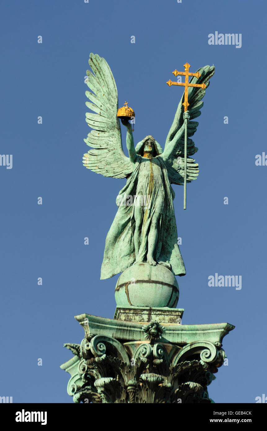 Budapest: Piazza degli Eroi (Hösök tere) con il Monumento millenario, l Arcangelo Gabriele, Ungheria, Budapest, Foto Stock