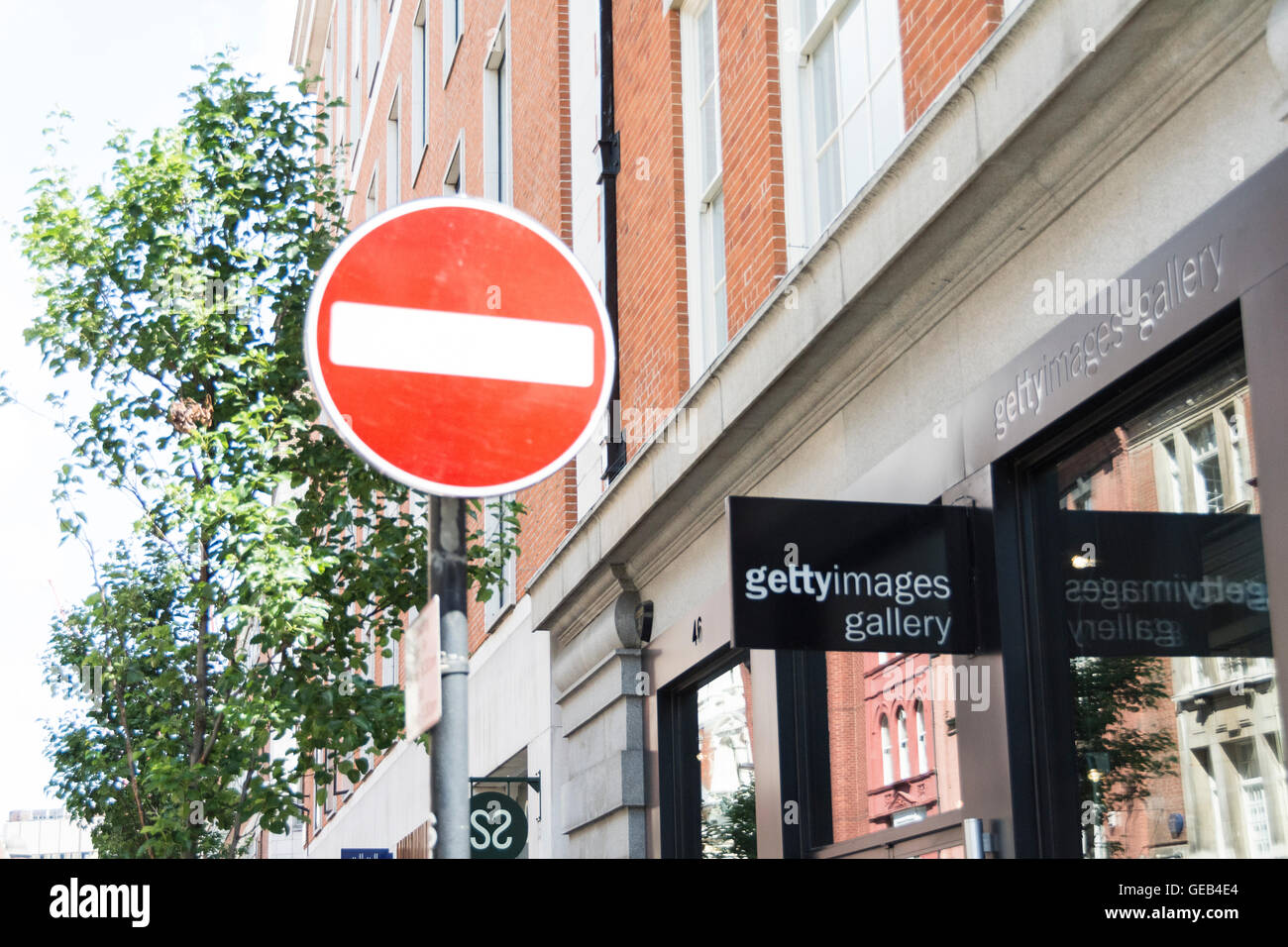 Un cartello di non ingresso fuori dalla Getty Images Gallery su Eastcastle Street, Londra, Inghilterra, Regno Unito Foto Stock