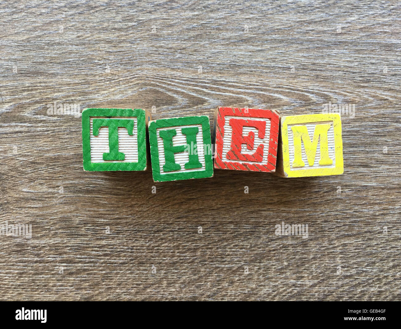Alfabeto blocco di legno lettere che compongono la parola loro, combinando tali giocattoli lettere aiutare i bambini ad imparare e scrivere in inglese Foto Stock