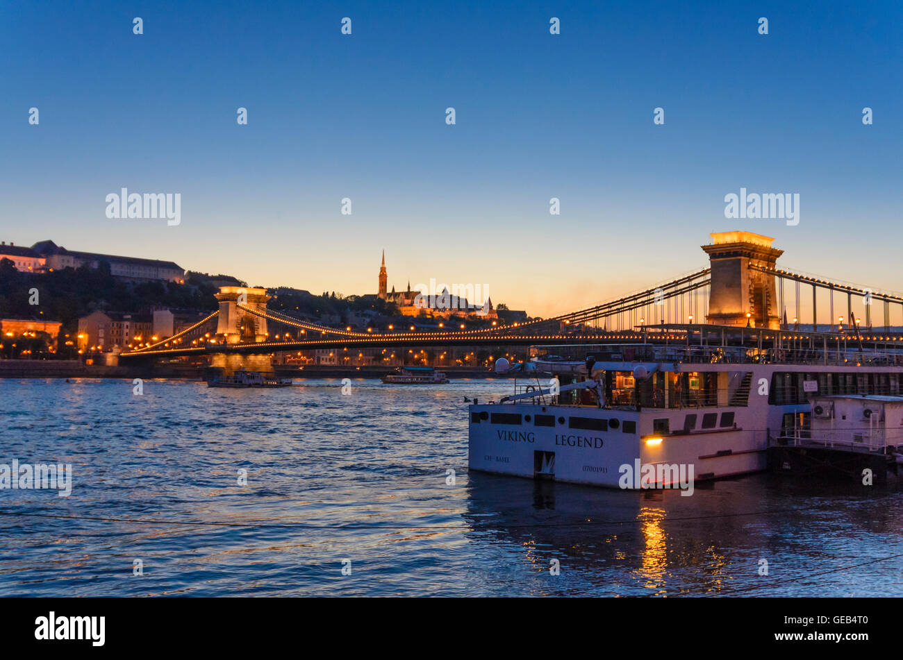 Budapest: crociera sul Danubio nave , il Ponte della Catena e la chiesa di Mattia, Ungheria, Budapest, Foto Stock