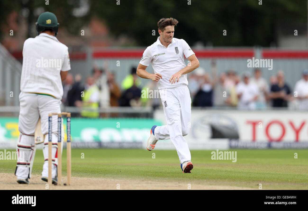 L'Inghilterra del Chris Woakes celebra tenendo il paletto di Il pakistan Yasir Shar (sinistra), durante il giorno e tre della seconda prova Investec corrispondono a Emirates Old Trafford, Manchester. Foto Stock