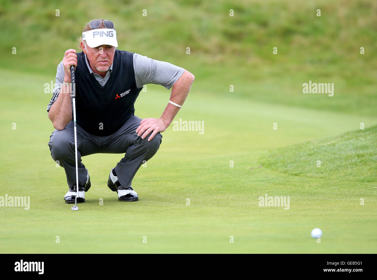 La Spagna di Miguel Angel Jimenez al 2° verde durante il giorno quattro del 2016 Senior Open Championship a Carnoustie Golf Links. Foto Stock