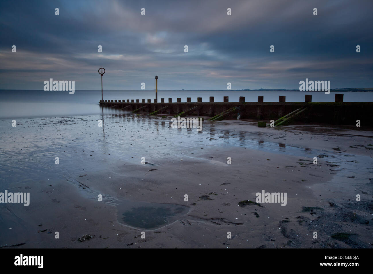 Portobello Beach al crepuscolo. Un tramonto, una lunga esposizione colpo di groyne e Spiaggia di Portobello nei pressi di Edimburgo Foto Stock