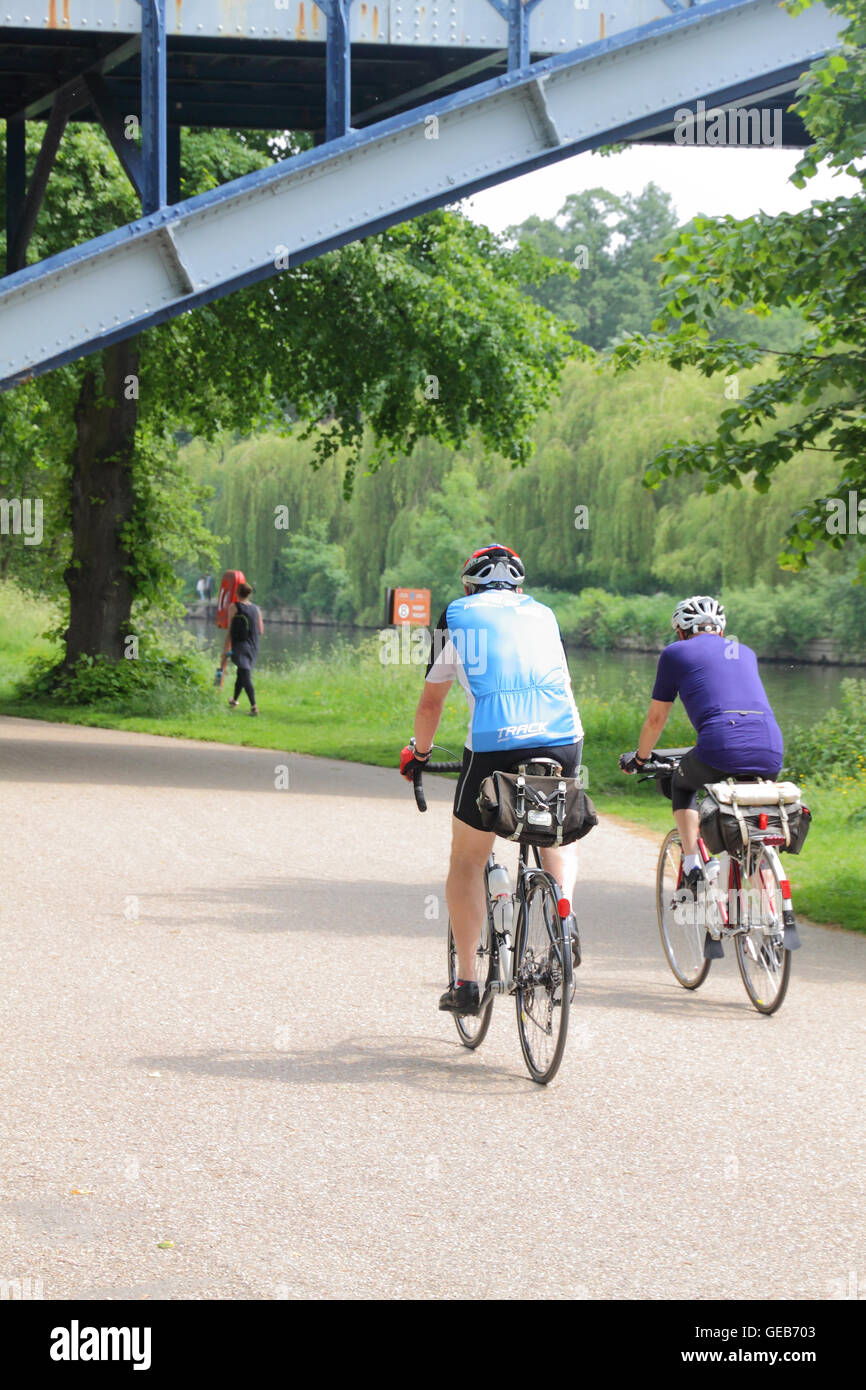 2 ciclisti a Shrewsbury's Cava Park, Shropshire, Inghilterra. Foto Stock