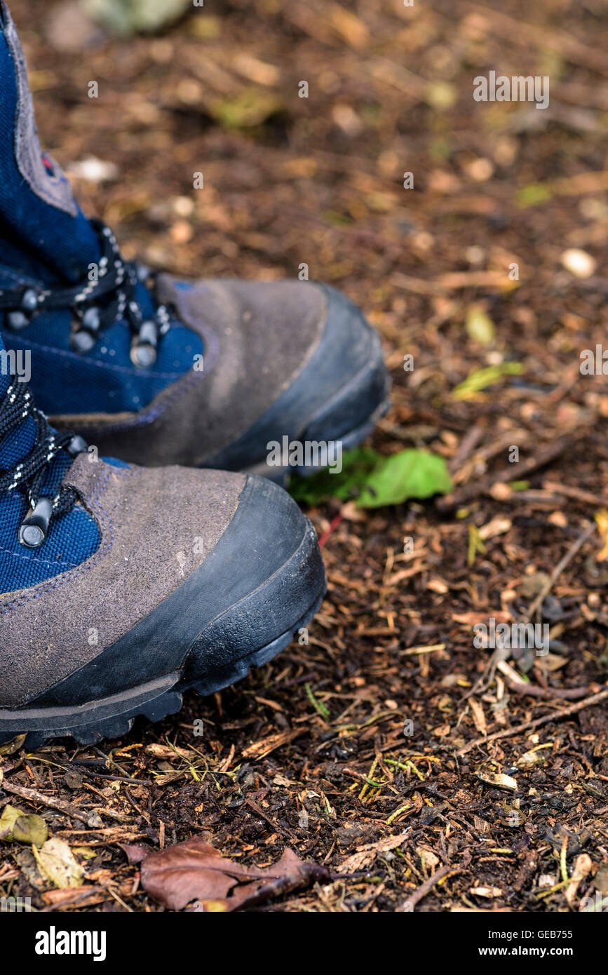 Coppia di scarponi su un pavimento di bosco sfondo.all'aperto delle apparecchiature. Foto Stock