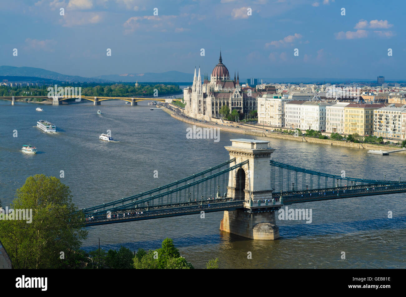 Budapest: Vista dalla collina del castello sul Danubio con Isola di Margaret , il Parlamento europeo e il Ponte della Catena, Ungheria, Budapest, Foto Stock