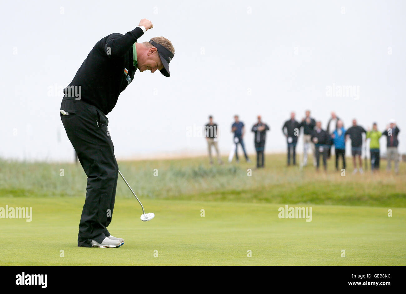 Paul Broadhurst dell'Inghilterra affonda il suo putt finale il diciottesimo per vincere il campionato Senior Open 2016 a Carnoustie Golf Links. PREMERE ASSOCIAZIONE foto. Data foto: Domenica 24 luglio 2016. Vedi la storia della Pennsylvania Golf Carnoustie. Il credito fotografico deve essere: Jane Barlow/PA Wire. RESTRIZIONI: L'uso è soggetto a restrizioni. Solo per uso editoriale. Nessun uso commerciale. Chiamare il numero +44 (0)1158 447447 per ulteriori informazioni. Foto Stock