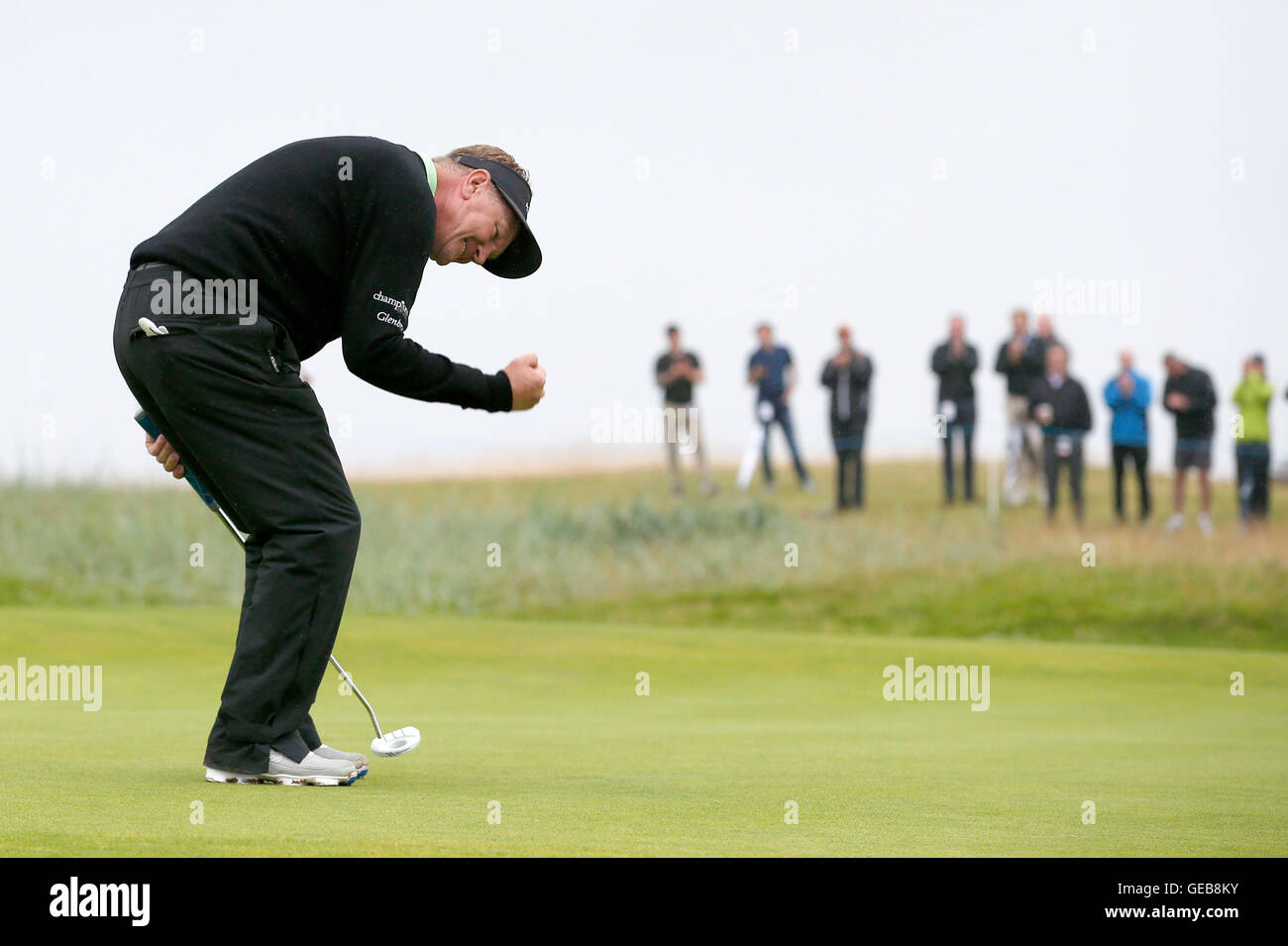 L'Inghilterra del Paul Broadhurst affonda la sua ultima putt sul diciottesimo per vincere il 2016 Senior Open Championship a Carnoustie Golf Links. Foto Stock