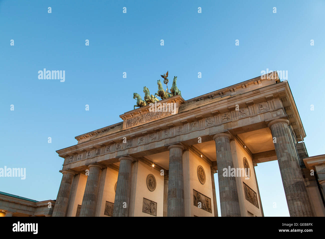 La Porta di Brandeburgo a Berlino al tramonto Foto Stock