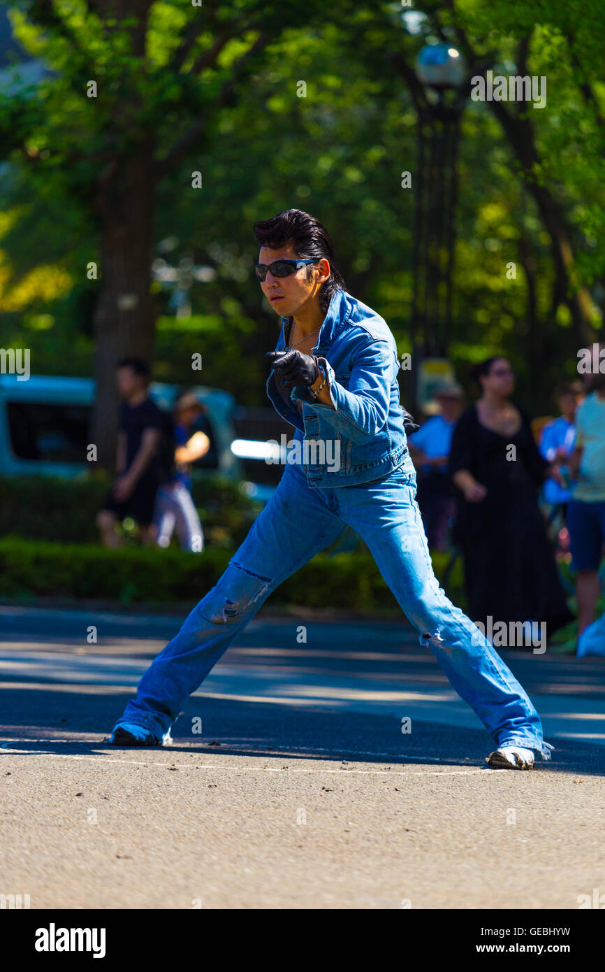 Rockabilly maschile danzante in pieno vintage jean vestito e slicked back esegue dei capelli di rock and roll music weekly a Yoyogi Park Foto Stock