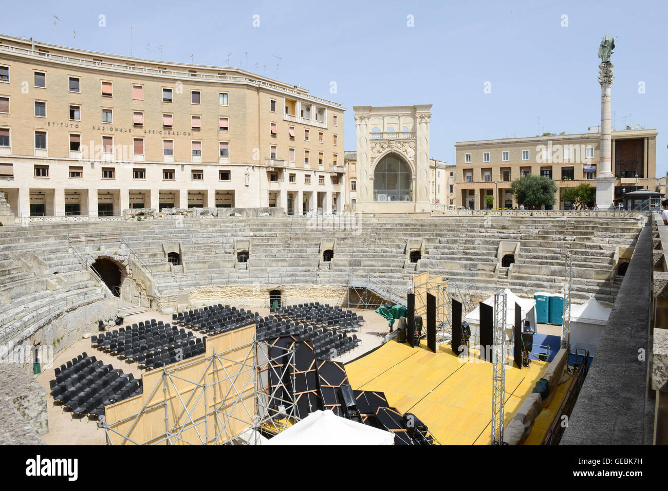 Il celeberrimo anfiteatro romano di Sant'Oronzo square, uno dei più visitati macchie di Lecce in Puglia, Italia Foto Stock