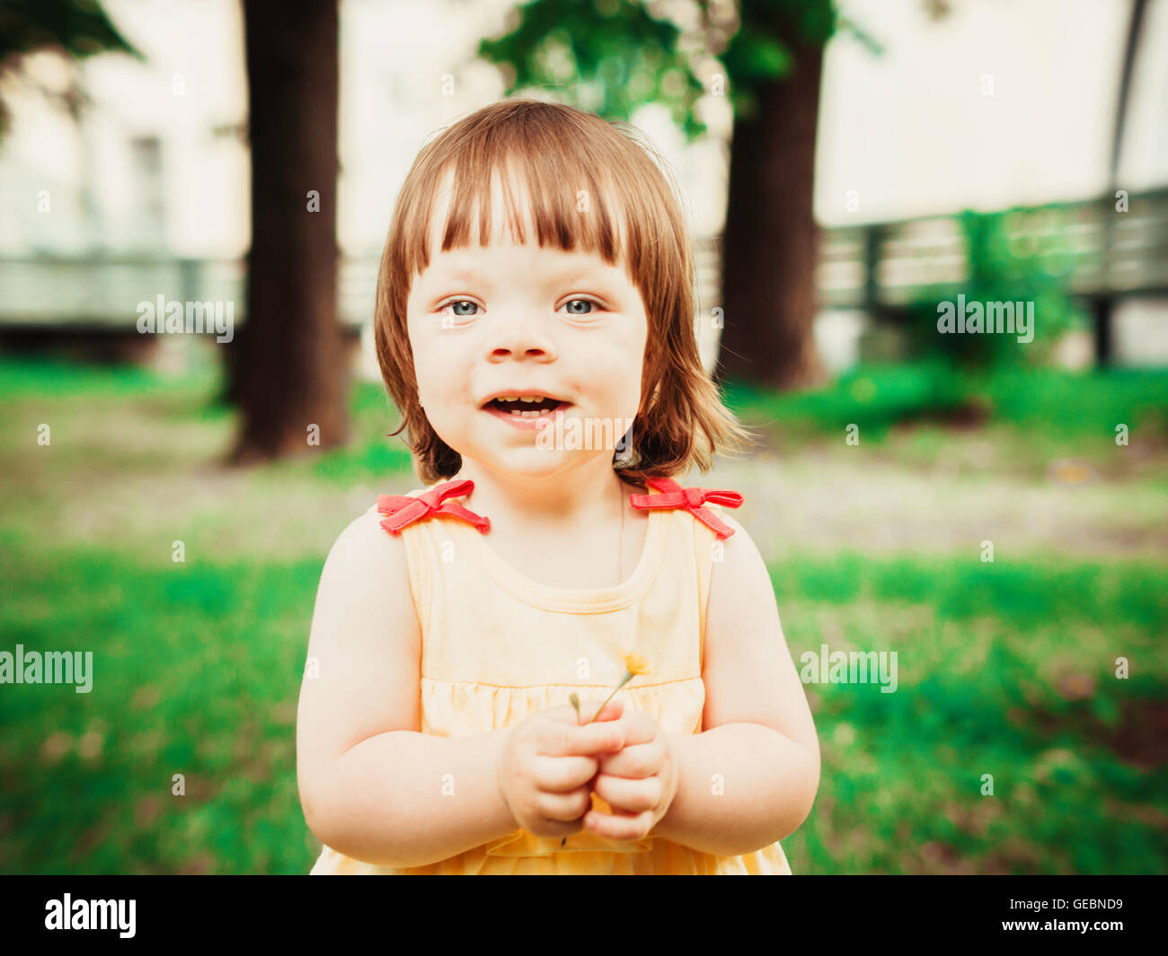 Bambina di un anno di età del bambino all'aperto verticale Foto Stock