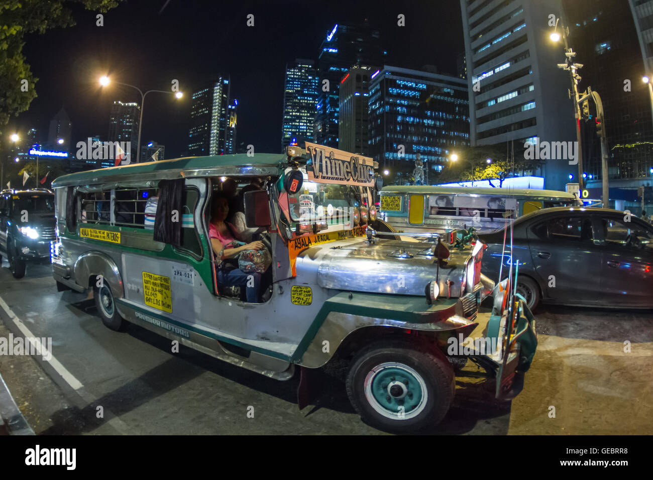 Fotografia di paesaggi urbani traffico Jeepney Makati Manila Filippine Foto Stock