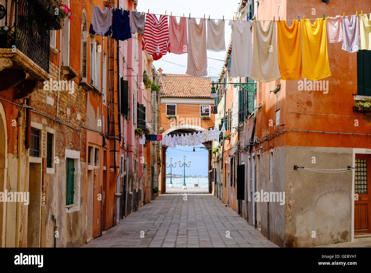 Lavanderia colorati appesi su una linea di abbigliamento Venezia Italia Foto Stock
