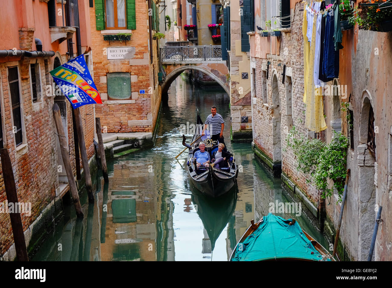 Giro in Gondola sul Canal Venezia Italia Foto Stock