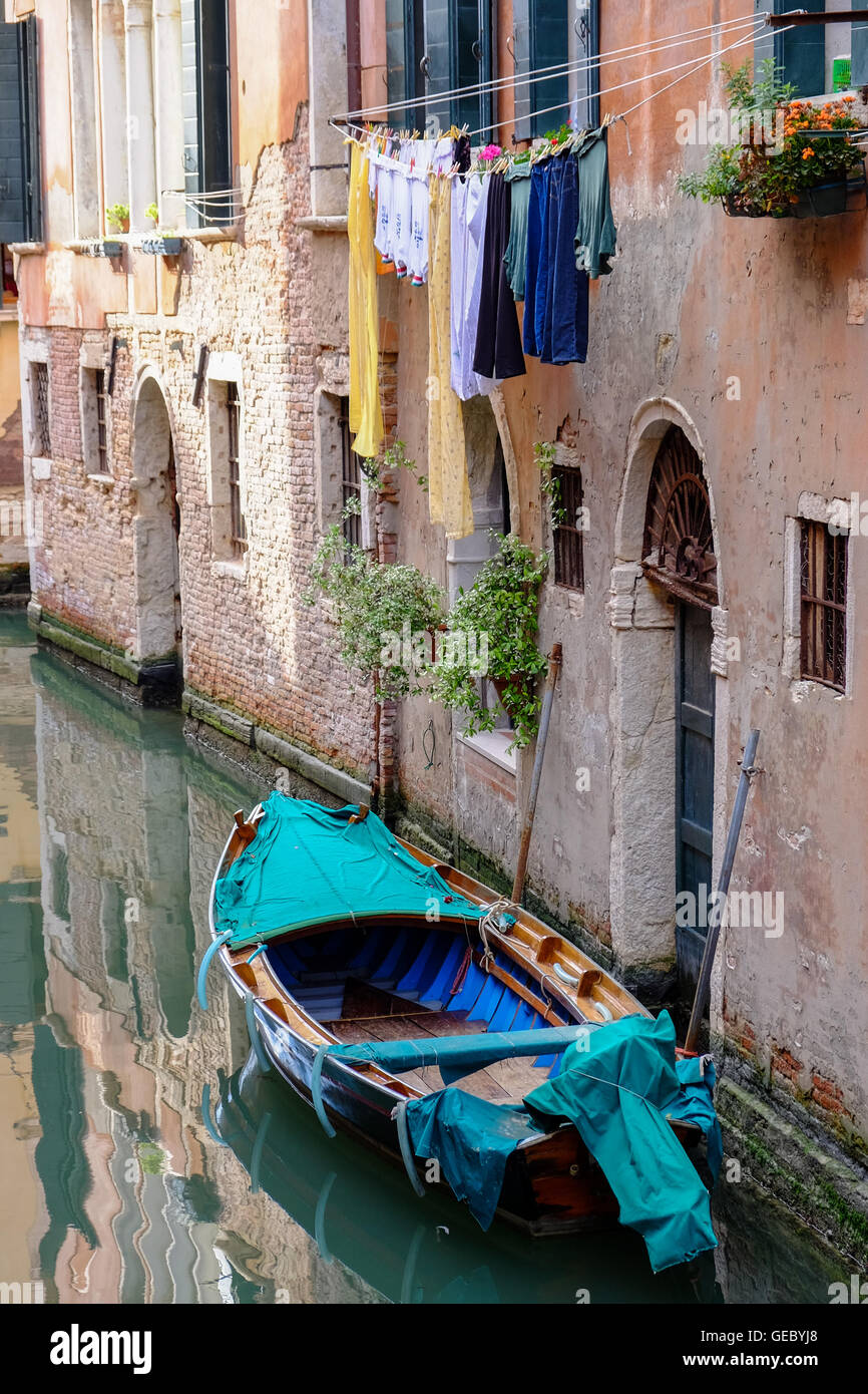 Una barca ormeggiata in un tranquillo canale Venezia Italia Foto Stock