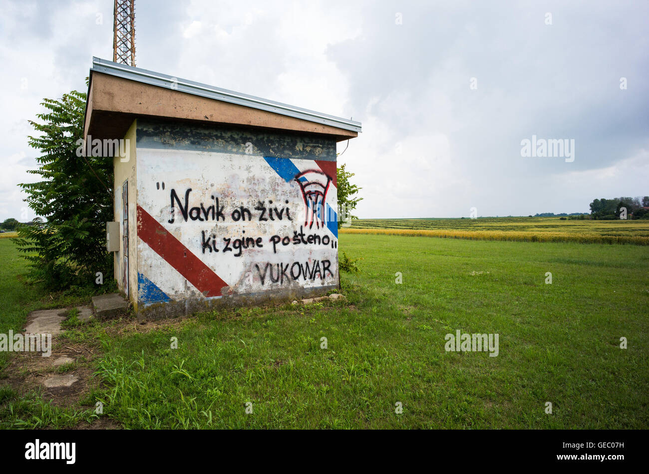 Graffiti a leggere 'chi muore coraggiosamente, vive per sempre" su di un piccolo edificio nei campi st Ovcara, vicino a Vukovar, Croazia, Foto Stock