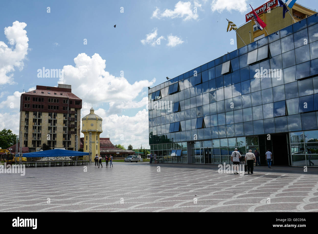 La piazza principale, con Hotel Dunav e città vecchia torre di acqua a Vukovar, Croazia, Foto Stock