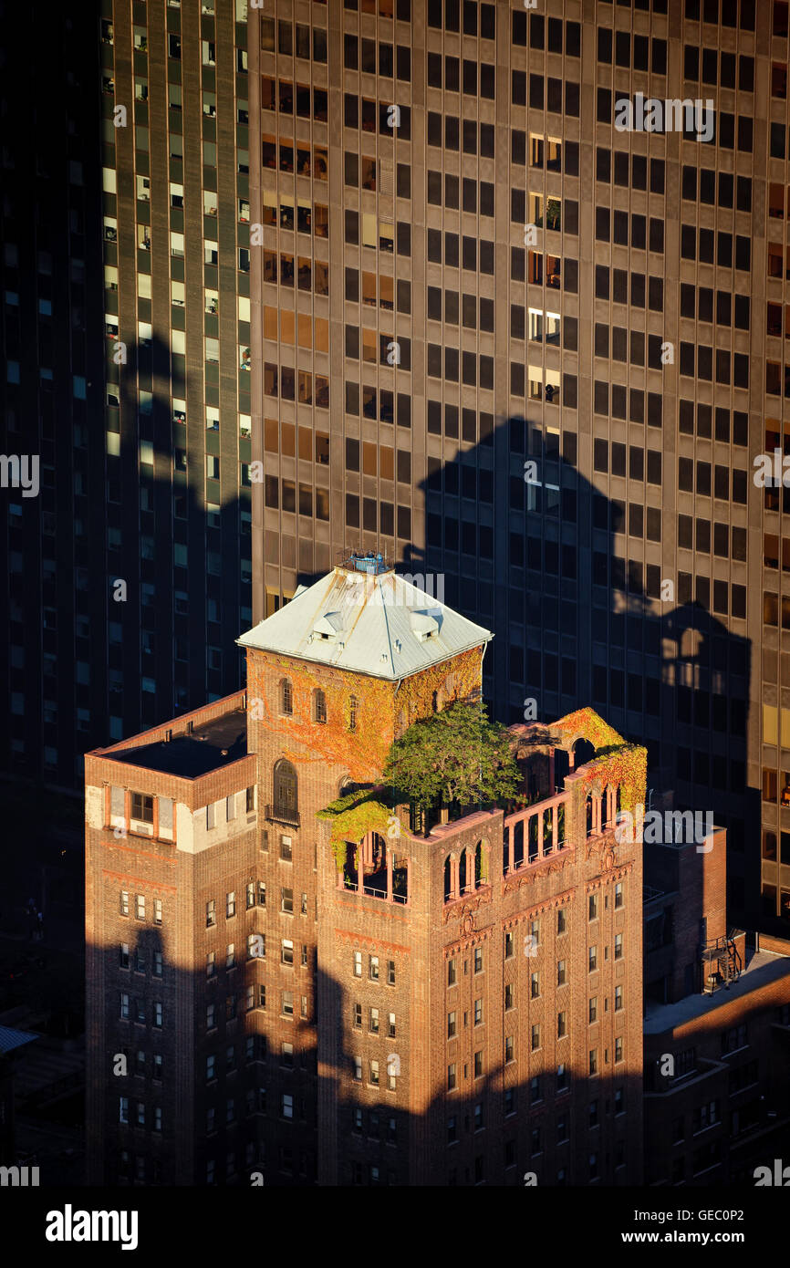 Vista aerea del penthouse rooftop al tramonto nel Murray Hill Historic District di New York City. Midtown Manhattan Foto Stock