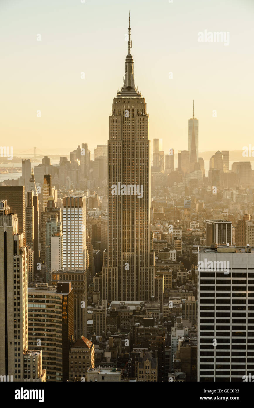 Vista aerea della storica Empire State Building e il nuovo World Trade Center di Manhattan, New York City Foto Stock