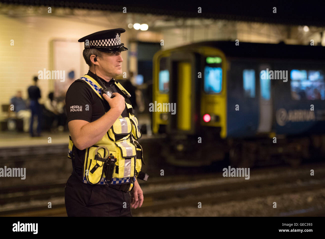 British Transport Police (BTP) a Cardiff stazione ferroviaria stazione ferroviaria a Cardiff, nel Galles, UK. Foto Stock