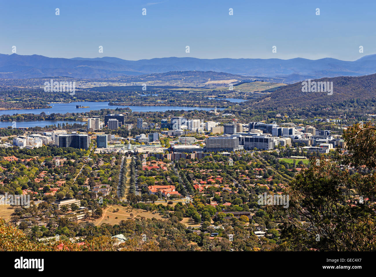 Territorio della capitale australiana Canberra city center su una soleggiata giornata estiva aerially visto da una distanza di Mt Ainslie Lookout. Foto Stock