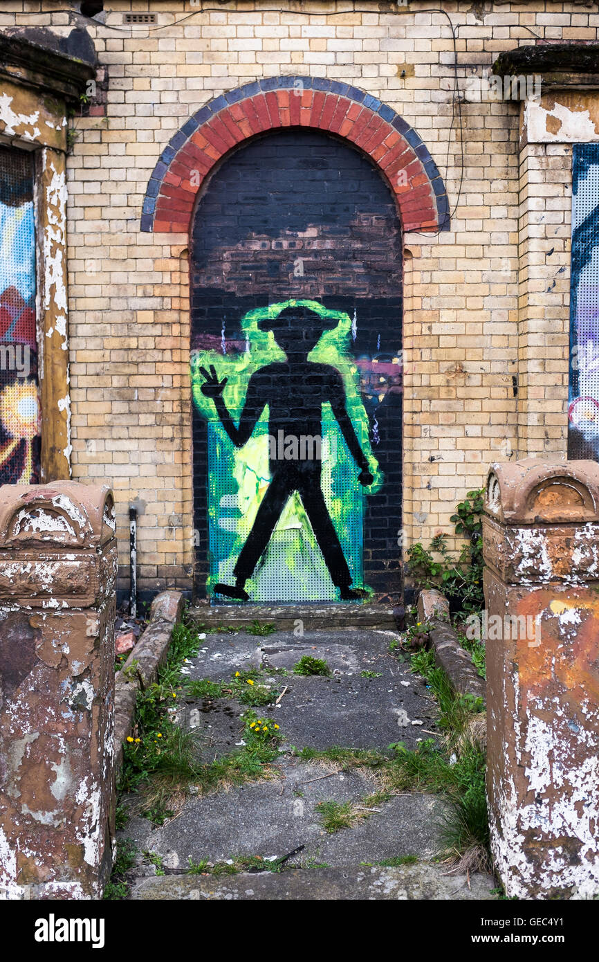 Un pezzo di graffiti pubblici, una silhouette di un uomo, parte del progetto vincitore del Turner Prize nel centro della città di Liverpool, sulle strade di Toxteth L8. Foto Stock