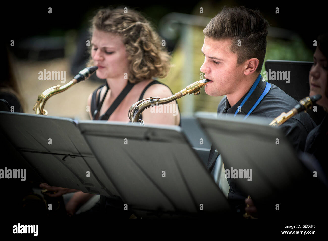 Gli studenti di Newquay Tretherras jazz band eseguire a Trebah Gardens anfiteatro in Cornovaglia. Foto Stock