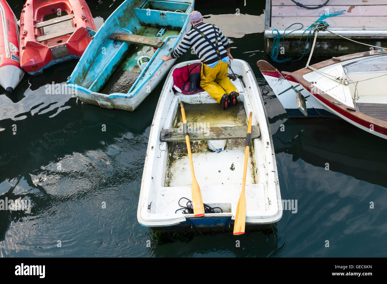 Un pescatore commerciale spinge le gare d'appalto a Crosshaven, un porto utilizzato sia da yacht che da imbarcazioni commerciali da pesca sulla selvaggia costa atlantica dell'Irlanda Foto Stock